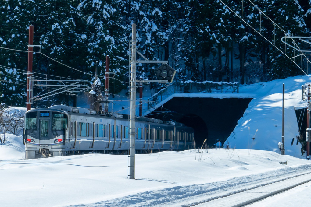 雪景色の中を走る北陸本線