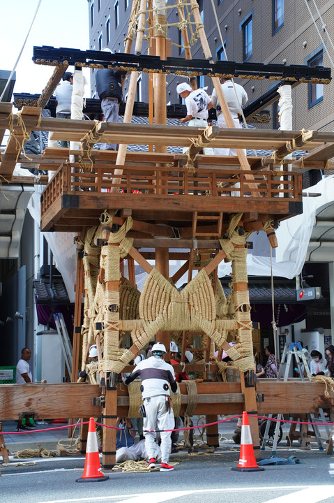 祇園祭「鉾建て」わら縄で縛って部材を固定する「縄がらみ」という方法で組上げます。
