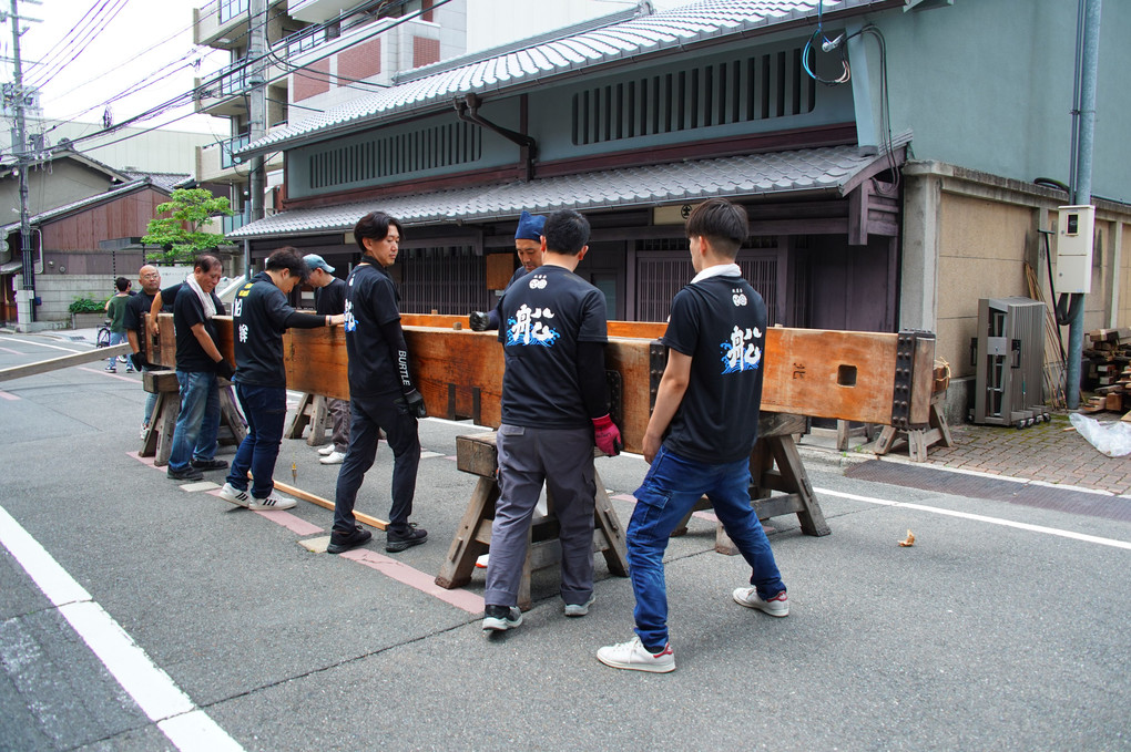 祇園祭「鉾建て」わら縄で縛って部材を固定する「縄がらみ」という方法で組上げます。