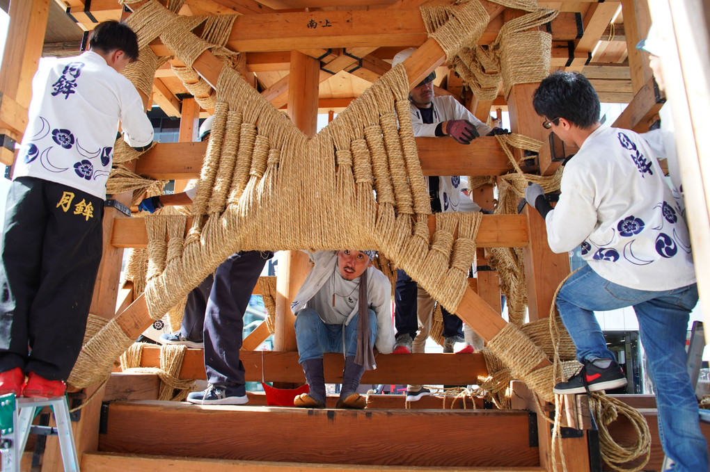 祇園祭「鉾建て」わら縄で縛って部材を固定する「縄がらみ」という方法で組上げます。