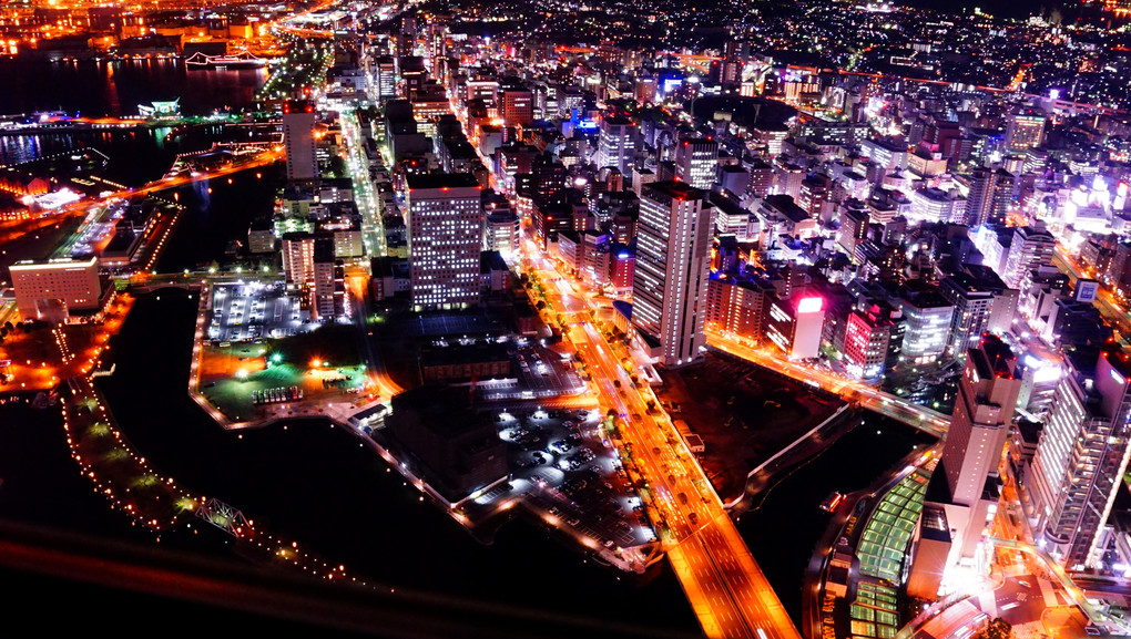 ～広角レンズで横浜の煌めく夜景を楽しむ～ブレーキランプが作る赤い道