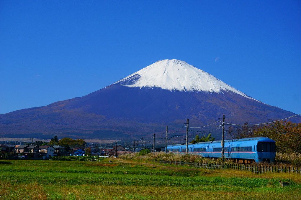 雄大な富士山そしてロマンスカー