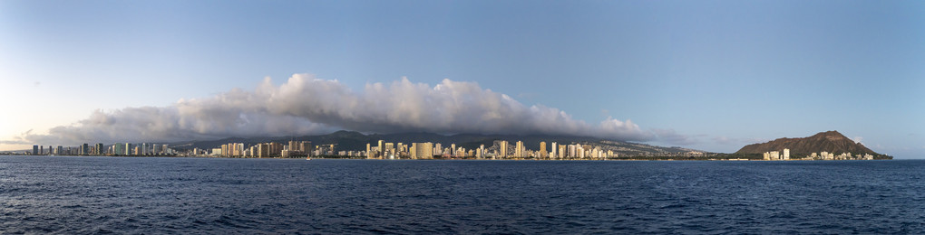ハワイ・オアフ島Waikiki地区を海から望む