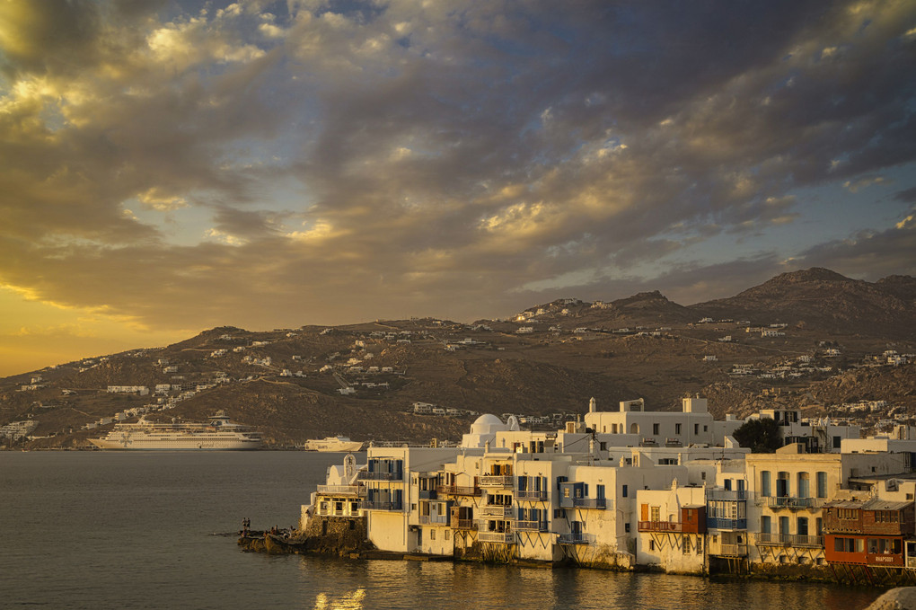 ギリシャ　ミコノス島の海上レストラン街の夕景