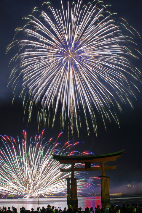 世界遺産登録２０周年記念＼(^0^)／　～宮島水中花火大会～