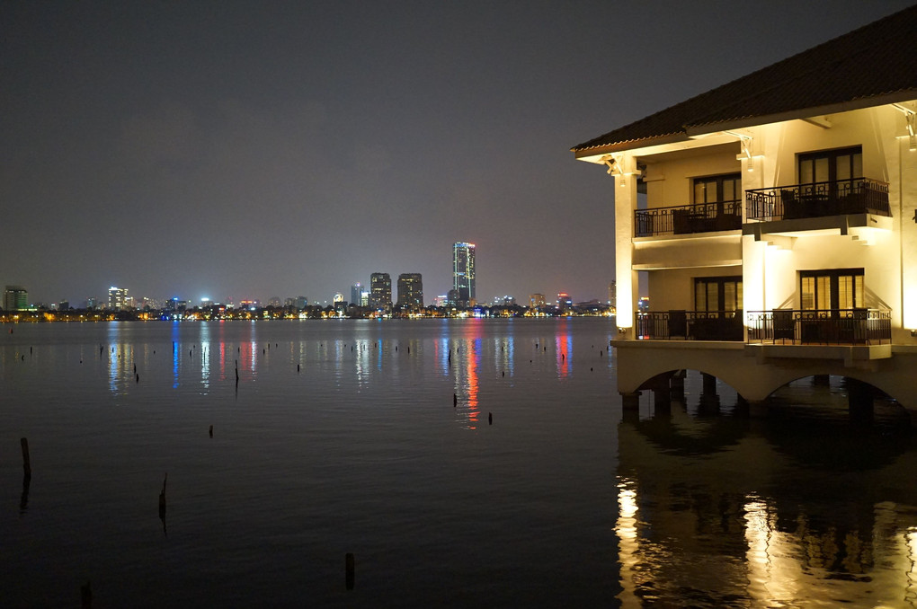 タイ湖畔の灯り