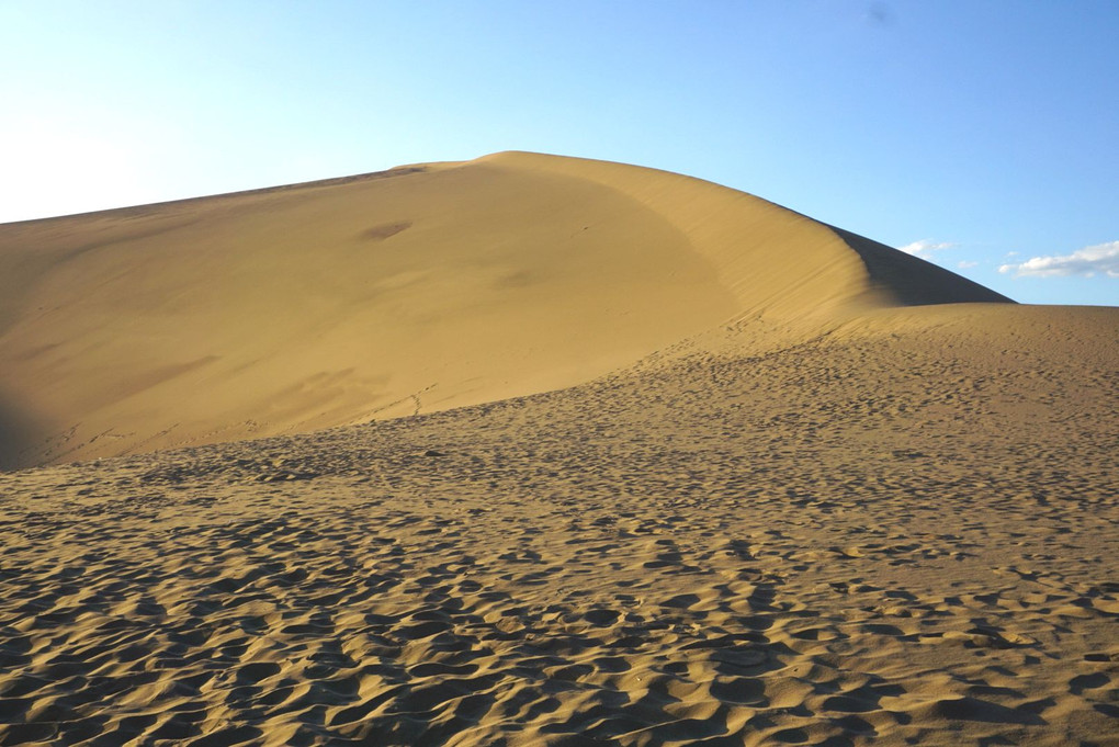 鳴沙山　ゴビ砂漠の西の最終地点で、タクラマカン砂漠の東の果