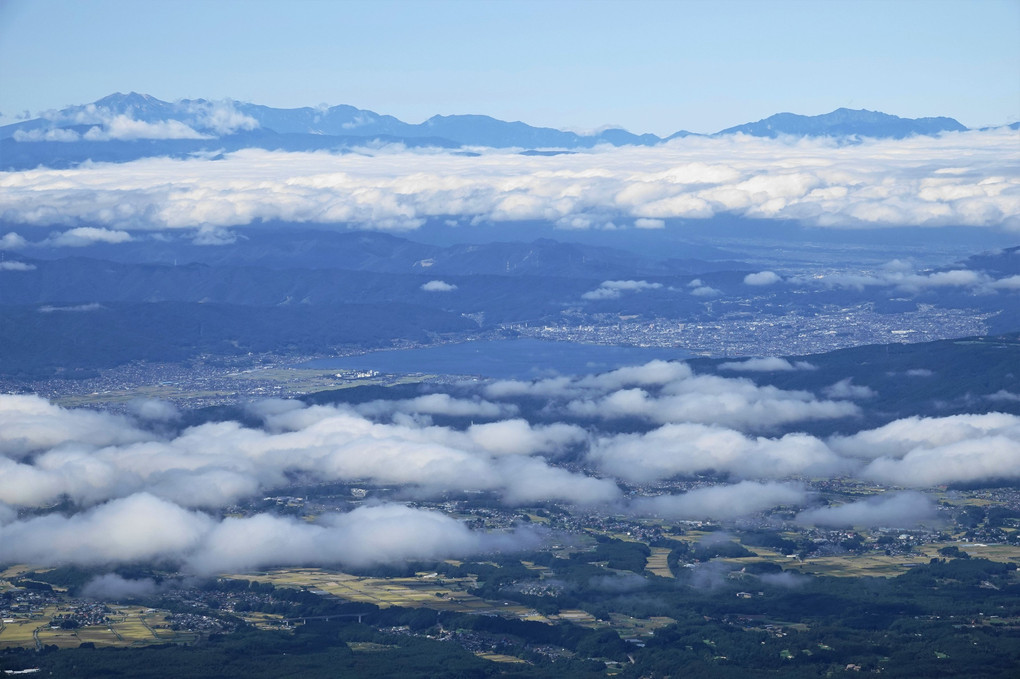 阿弥陀岳頂上からの眺望　諏訪湖越しに、雲海に浮かんだアルプスの山々