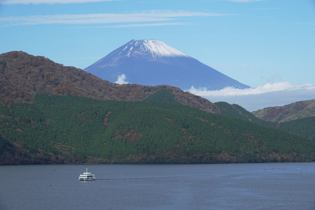 秋の箱根恩寵記念公園　芦ノ湖からのぞむ富士山が綺麗でした。