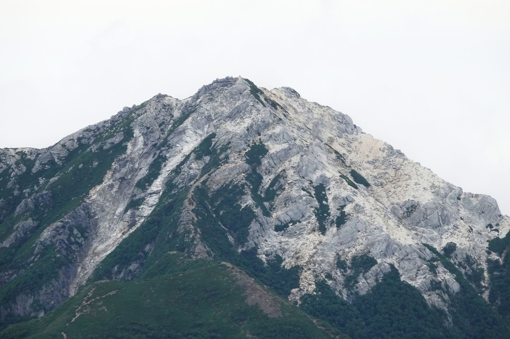 白く輝く花崗岩が魅力的な甲斐駒ヶ岳（東駒ケ岳）