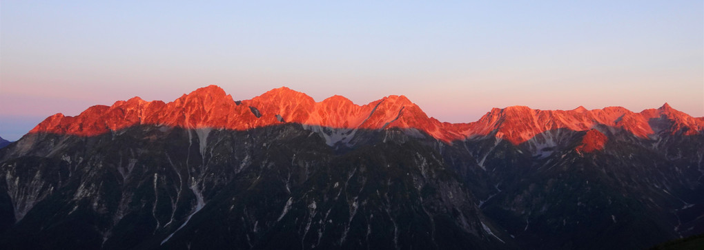 穂高から槍ヶ岳の稜線を照らすモルゲンロート　蝶ヶ岳からの眺望