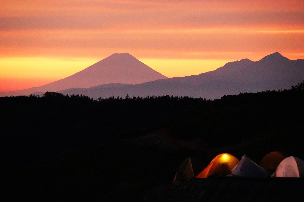 朝焼けの富士のシルエット