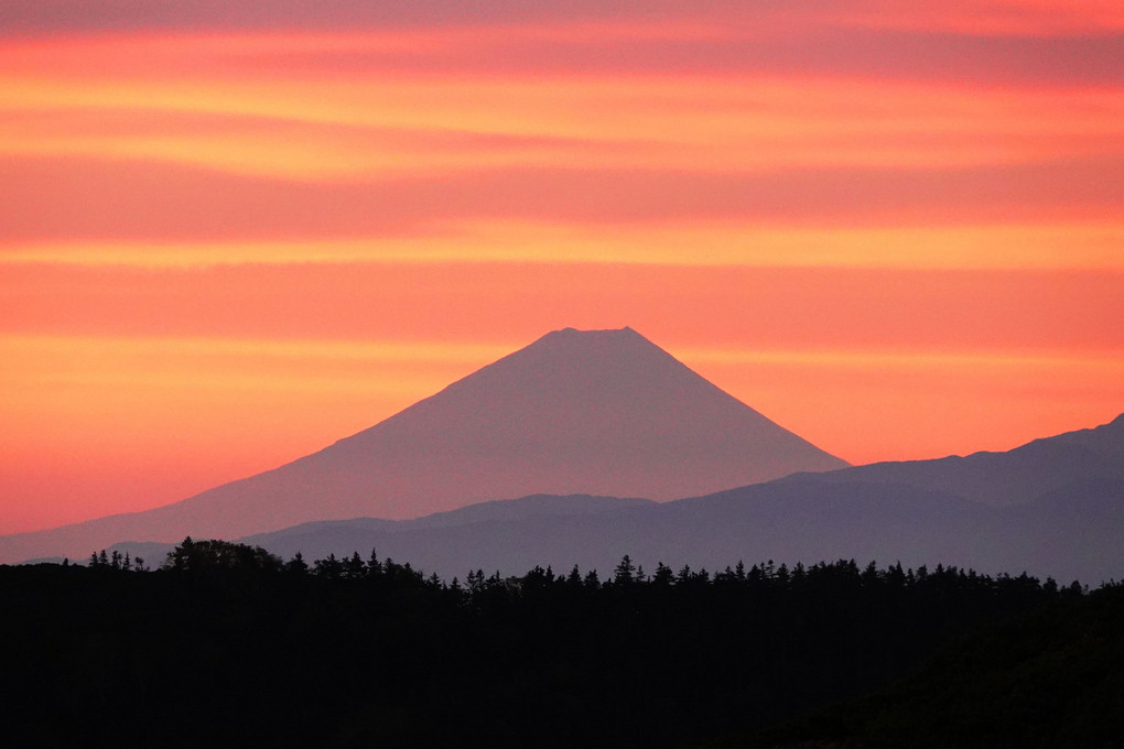 朝焼けの富士のシルエット