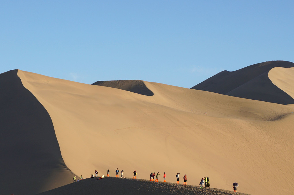 タクラマカン砂漠の東の果て鳴沙山に遊ぶ 風が吹くと音をたてる沙山
