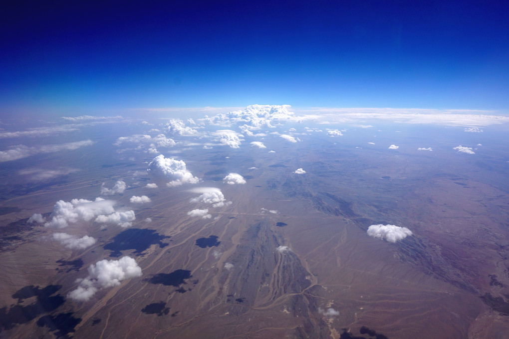 北京から敦煌に向かう機中　荒野が延々と続き、空が宇宙に続いていることを実感しました。