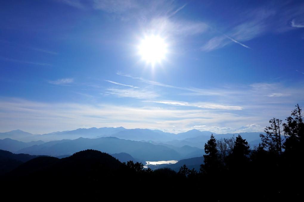 丹沢や道志の山々、相模湖が光っていた。　景信山より