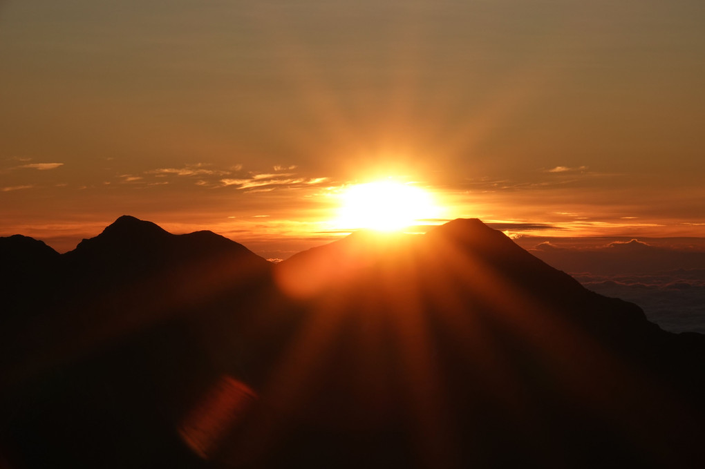 朝日が光の矢を放つとき、薬師岳山頂で見つめた。