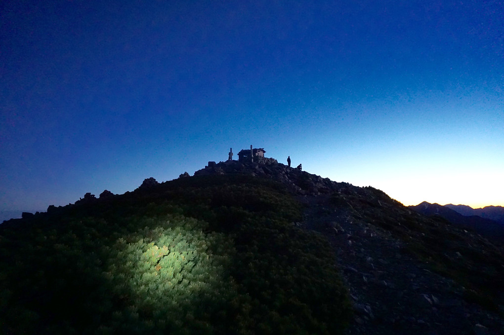 夜明け直前の薬師岳山頂 ヘッデンが前を照らしてくれた。