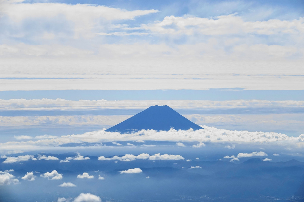 中岳コルから富士を望む　緩やかなU線状の稜線の上に、雲海を纏った富士が浮いていた。