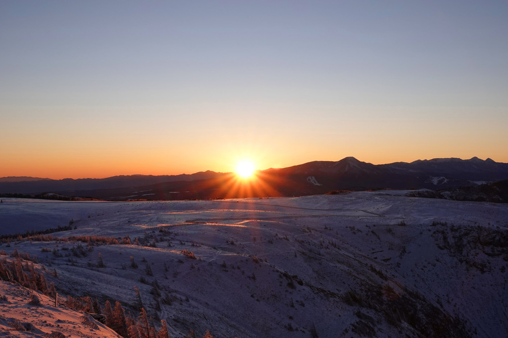 美ヶ原の雪原を照らす朝陽