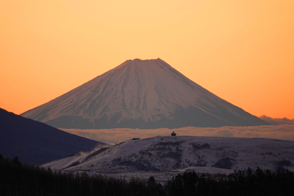 朝陽に照らされた富士山　美ヶ原から車山越しに望む