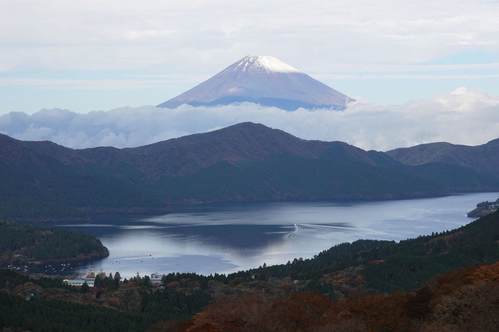 大観山で迎えた朝　富士と芦ノ湖の眺望