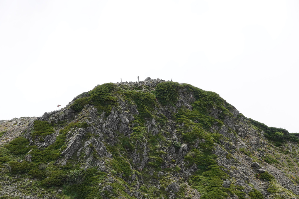 南アルプスの女王　山容の美しさを誇る3033m仙丈ケ岳の稜線