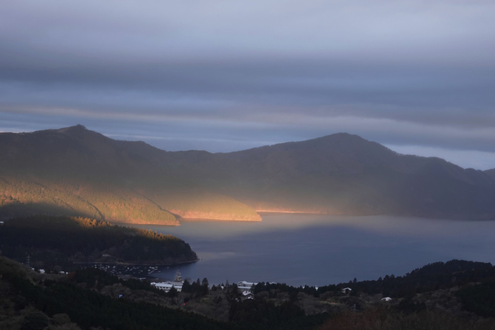 1月2日　芦ノ湖の夜明け　曇り空の中、一瞬朝日が湖面を照らした。