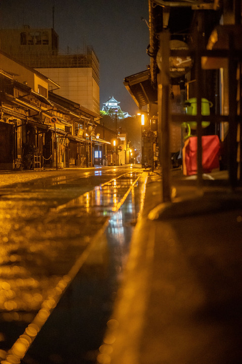 雨の夜の城下町