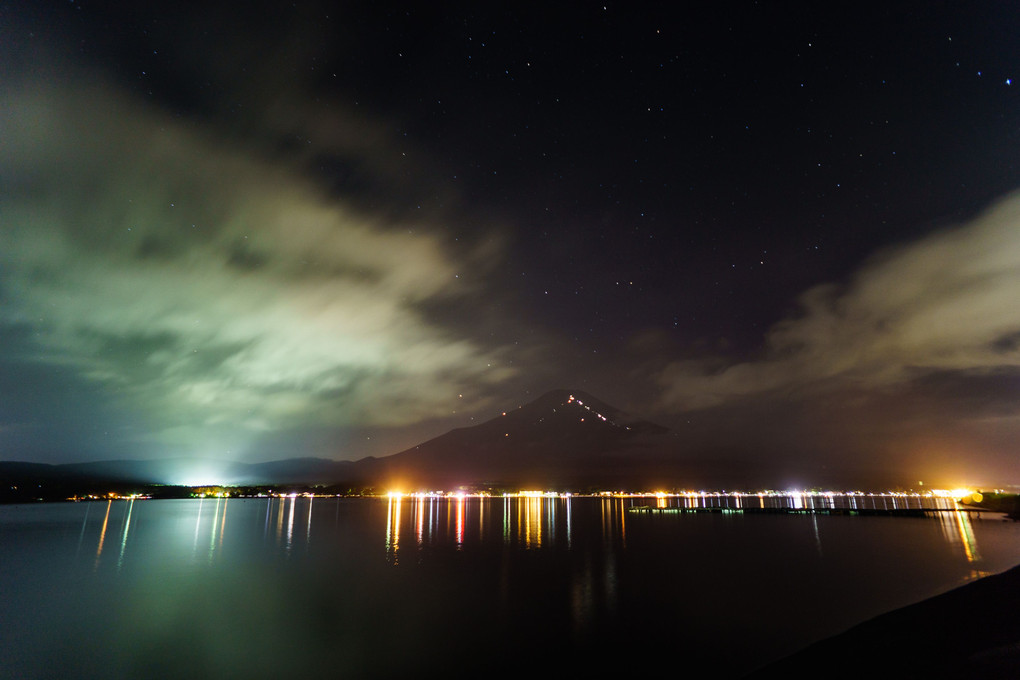 山中湖にて　夜景と天の川