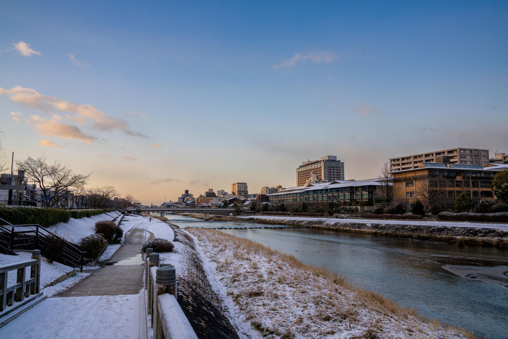 鴨川、雪化粧