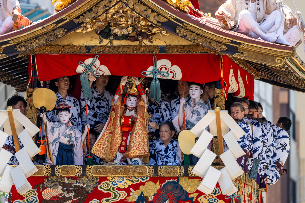 祇園祭前祭巡行、長刀鉾稚児の舞