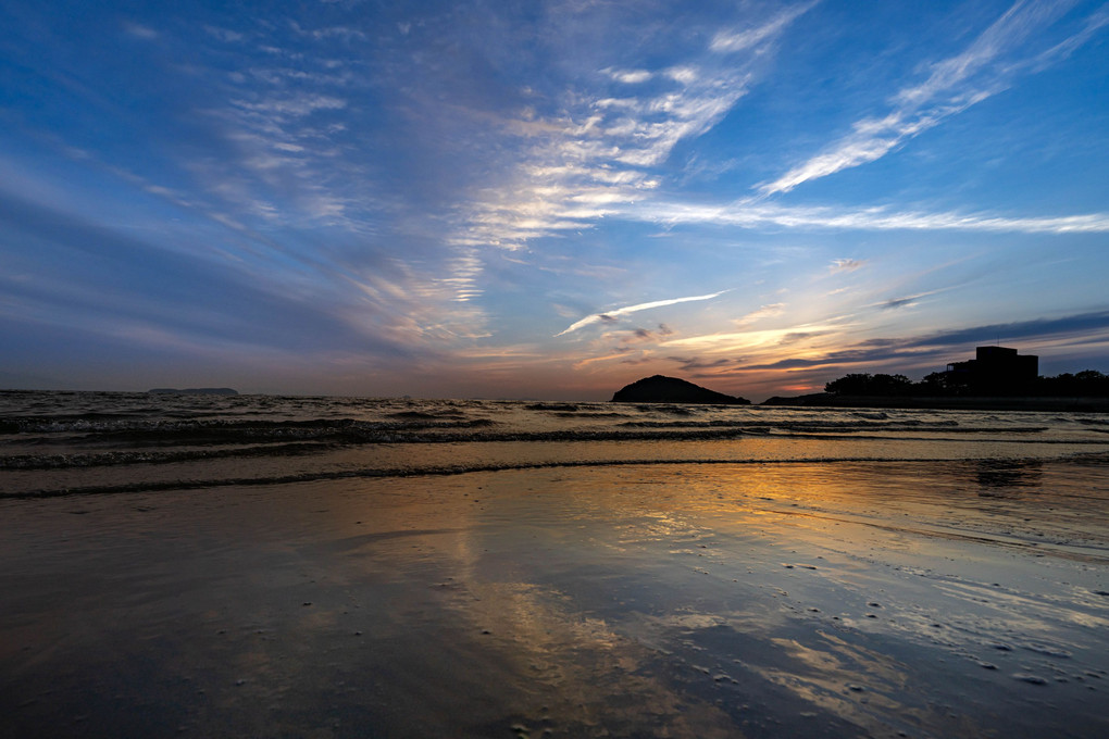 足元に迫り来る夕焼け