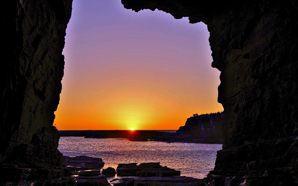 洞窟から見る夕日