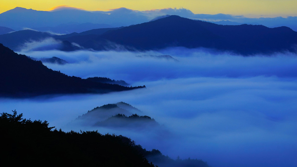 雲に浮かぶ山