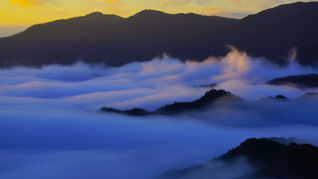 雲に浮かぶ山