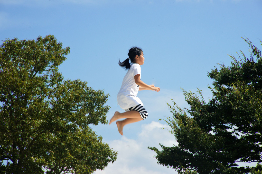 空飛ぶ少女