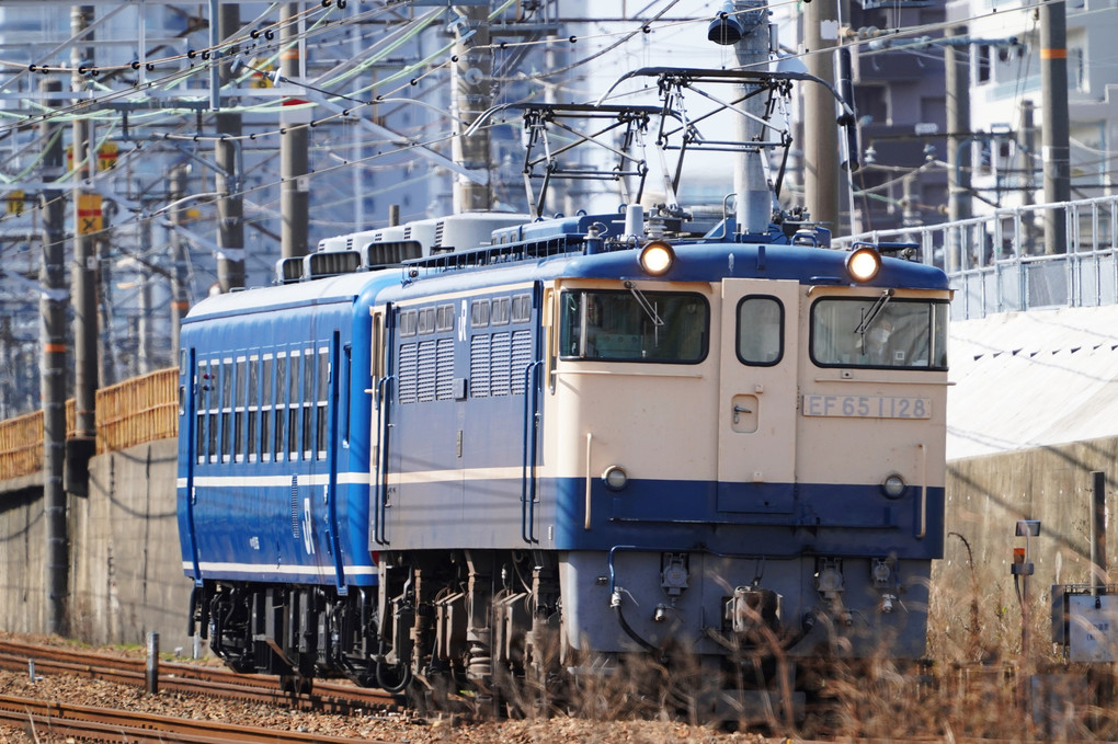 EF65 1128号機けん引・12系客車送り込み回送