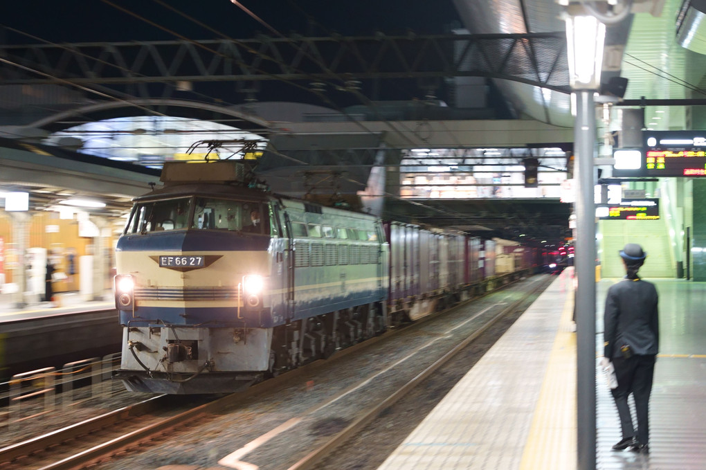 EF66 27号機・京都駅を通過