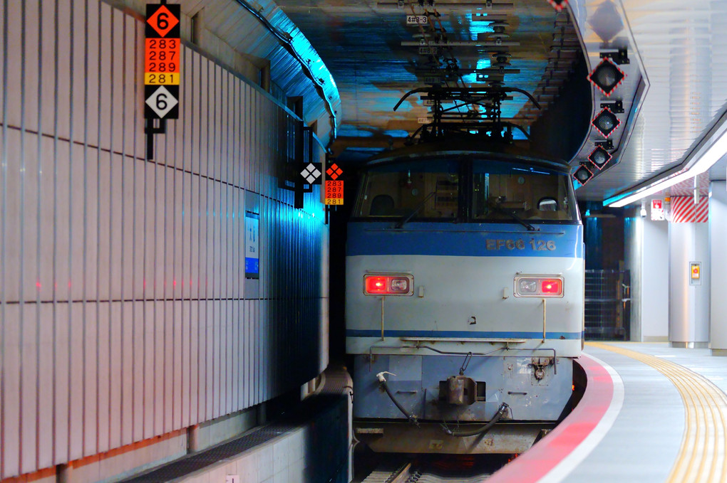 大阪駅地下ホームを進むEF66
