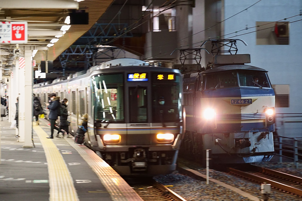 2時間遅れのEF66 27号機