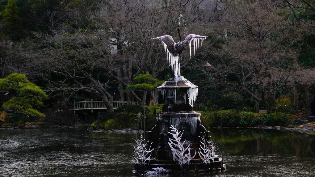 氷花に抱かれ鶴噴水つらら、日比谷公園