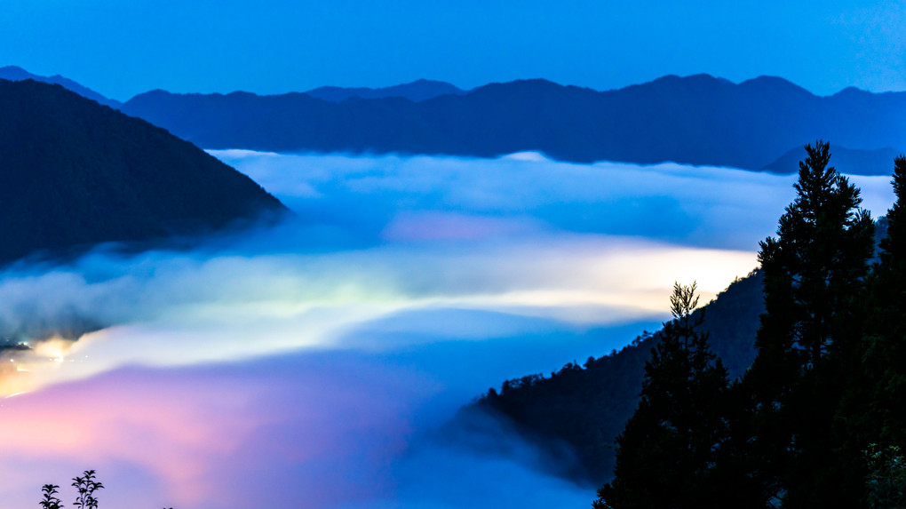 夜明けを流れる雲の川