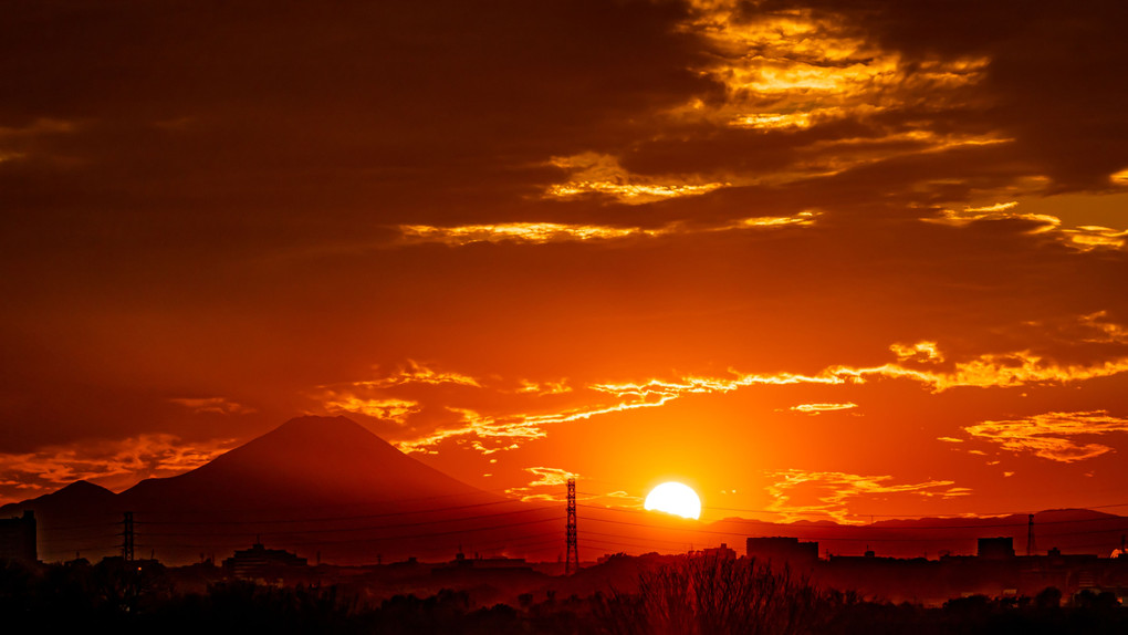 落ちゆく夕日と富士山を