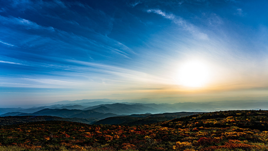 紅葉と続く山々