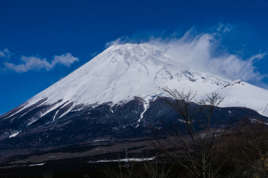 雪煙舞う