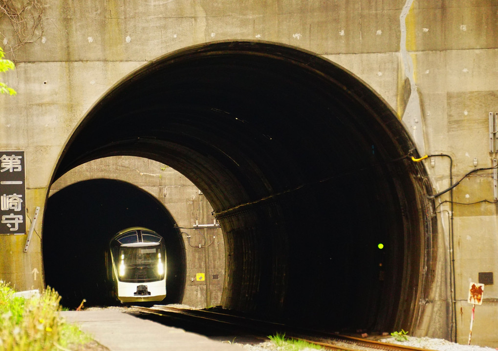 四季島　3連トンネルを通過