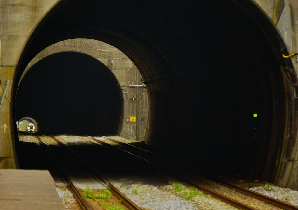 四季島　3連トンネルを通過