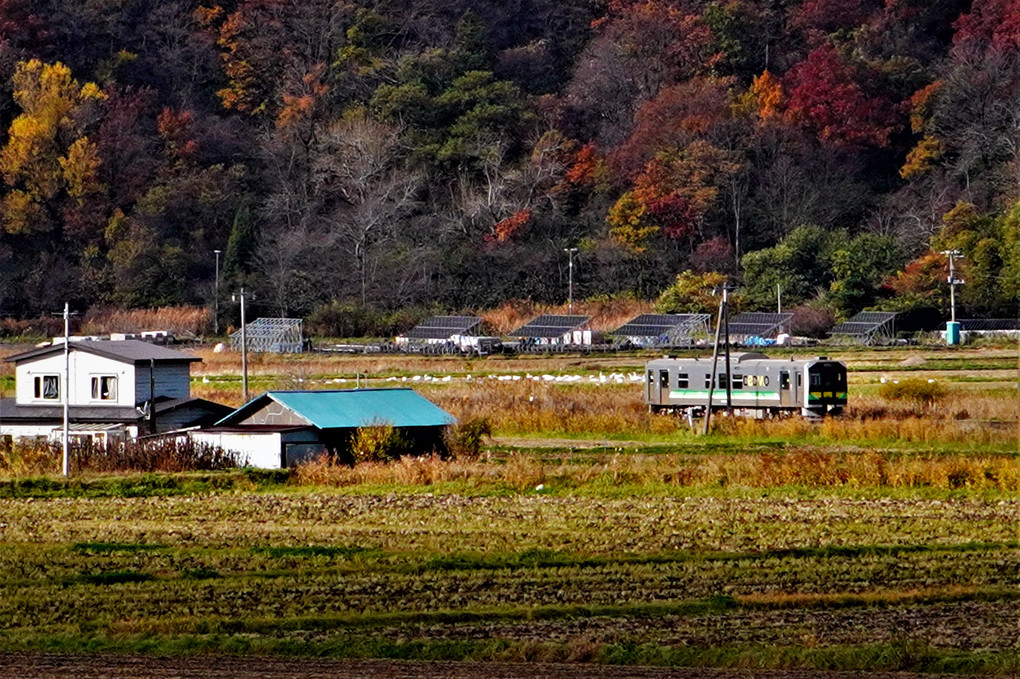 田んぼと有珠山（うすざん）　秋から冬へ