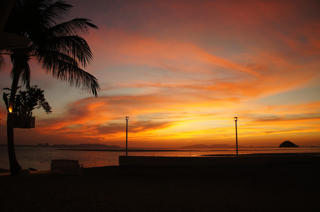 タイの海辺の優しい夕陽